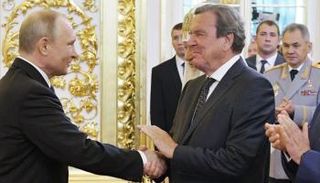 المستشار الأسبق جيرهارد شرودر والرئيس الروسي