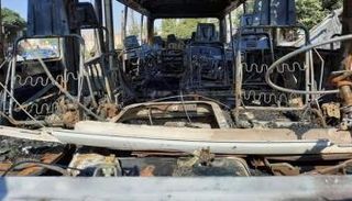 آثار الهجوم على الحافلة التي كانت تقل المليشيات