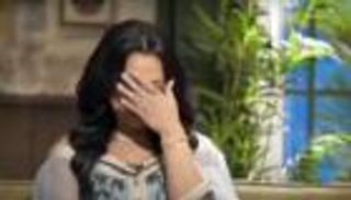 هند البلوشي تبكي على الهواء بعد سؤالها عن شقيقتها: "هي أمي" (فيديو)