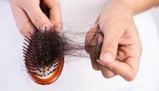 غسل الشعر بالماء الساخن للغاية يضعفه ويسبب تساقطه
