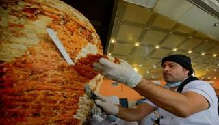 سيخ الشاورما يزن 600 كيلوجرام من الدجاج