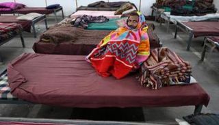 أحد المشردين في مركز إيواء