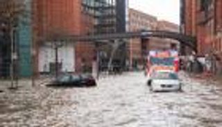 عاصفة تودي بـ3 أشخاص في وسط أوروبا.. وتوقف حركة القطارات