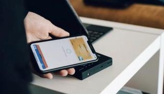 أبل تعتزم إطلاق خدمة تحويل هواتفها لجهاز دفع إلكتروني