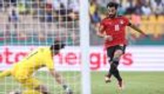 إنجلترا تتغنى بمحمد صلاح.. القائد الذي تفوق على ميسي (صور)