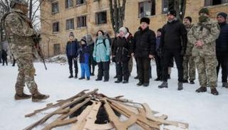 جنود أوكرانيون يدربون مدنيين لصد غزو روسي محتمل