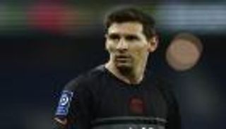 لأول مرة.. لماذا يرتدي ميسي قميص برشلونة في باريس سان جيرمان؟