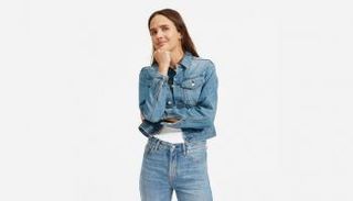 الجاكت الجينز يتناغم مع سروال جينز