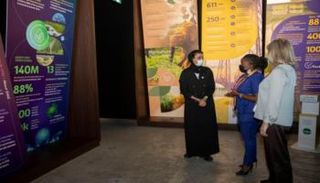 نورة الكعبي أثناء زيارتها لجناح الجابون في إكسبو 2020 دبي