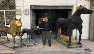 مجسمات من قطع غيار السيارات 