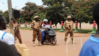 جنود قرب القصر الرئاسي في بوركينا فاسو- رويترز