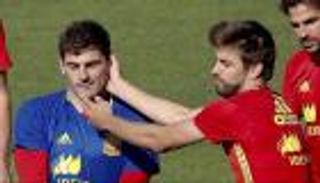 بسبب شاكيرا.. هل خان "القديس" كاسياس صديقه بيكيه؟