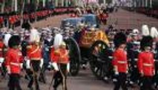 بعد "أدائه واجبه".. وفاة مفاجئة لحارس الملكة إليزابيث في رحلتها الأخيرة