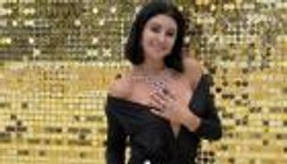 أروى جودة تستر صدرها العاري بيديها أمام عدسات الكاميرا (فيديو وصور)