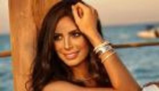 آمال ماهر تظهر بفستان أبيض.. أنوثة طاغية على البحر (صور)