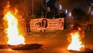 متظاهرون في الناصرية بجنوب العراق يطالبون بوظائف في القطاع العام
