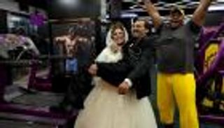 حفل زفاف داخل "الجيم".. مصرية تحمل عريسها بيد واحدة (صور)