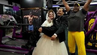 المصارعة توتا المصرية تحمل عريسها في حفل الزفاف