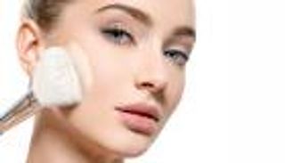 بودرة التصحيح.. حل سحري لبشرة متجانسة