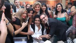 التفاف الحضور حول محمد منير في حفل زفاف سالي عبدالسلام