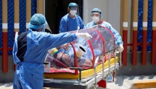 شخص محاط بفريق طبي في حالة خطرة - أرشيفية