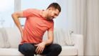 آلام الظهر.. عرض يكشف 3 أنواع من السرطان