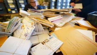 جانب من الرسائل التي تلقتها العائلة المالكة