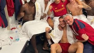 جوزيه مورينيو مع لاعبي روما