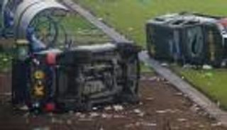 دقائق صمت ورسائل مؤثرة.. كرة القدم تعزي في مأساة الدوري الإندونيسي