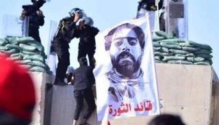 متظاهر يحاول عبور حائط صد عند جسر الجمهورية