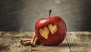 التفاح والرومانسية.. قصة أقدم مما تتخيل