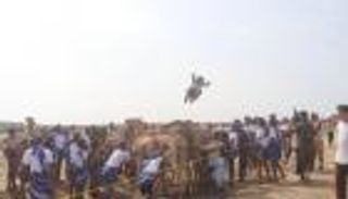 القفز على الجمال.. رقم قياسي في لعبة يمنية نادرة (صور)