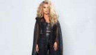 فتاة تتحرش بالمغنية مايا دياب على المسرح.. فيديو صادم وتصرف مفاجئ