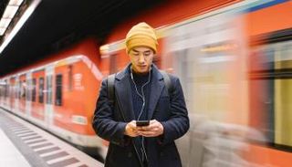 رجل يستخدم هاتفه لمشاهدة مقطع فيديو - الألمانية