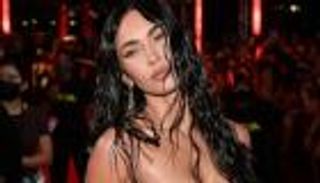 ميجان فوكس تخطف الأنظار ببلوزة مكشوفة البطن (صور)