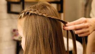 لا يجوز غسل الشعر قبل التضفير بفترة قصيرة