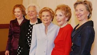 من اليسار روزالين كارتر - باربرا بوش - بيتي فورد- نانسي ريغان - هيلاري كلينتون