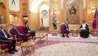 جانب من المباحثات الأردنية العمانية بحضور العاهل الأردني وسلطان عمان