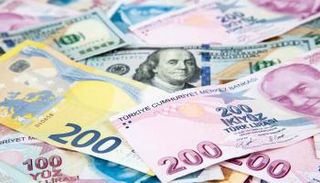 أوراق نقدية من الدولار الأمريكي وعملات أخرى -أرشيفية