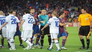 تشافي عندما كان لاعبا في برشلونة ضد إنتر ميلان