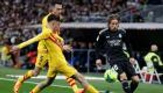 3 اختلافات وتشابه وحيد.. كيف تعامل ريال مدريد وبرشلونة مع الحرس القديم؟