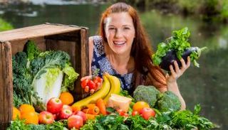 سيدة تعتمد النظام النباتي في حياتها - أرشيفية