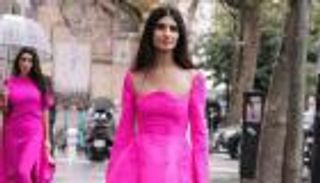 توبا بويوكستون.. إطلالة باريسية ساحرة سرقتها فنانة مصرية (صور)