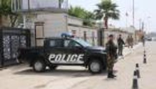 حظر تجول في "ذي قار" العراقية.. إصابة 13 شرطيا واقتحامات