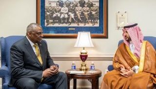 لقاء سابق بين خالد بن سلمان ولويد أوستن