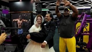 العروس حاملة عريسها داخل "الجيم"