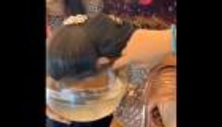 للتحقق من جمالها.. وضع وجه عروس هندية في الماء بحفل زفافها (فيديو)