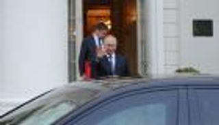 بوتين "يغازل" الشعب الأوكراني.. ما علاقة "يوم المعلم"؟