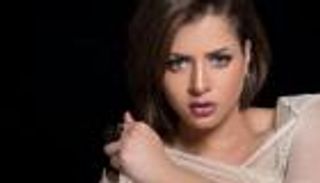 منى فاروق تبكي أمام الكعبة.. البعض يسخر وبدرية طلبة تدافع (فيديو)