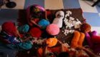 أعقاب السجائر.. فكرة تحول السم إلى "صانع البهجة" (صور)